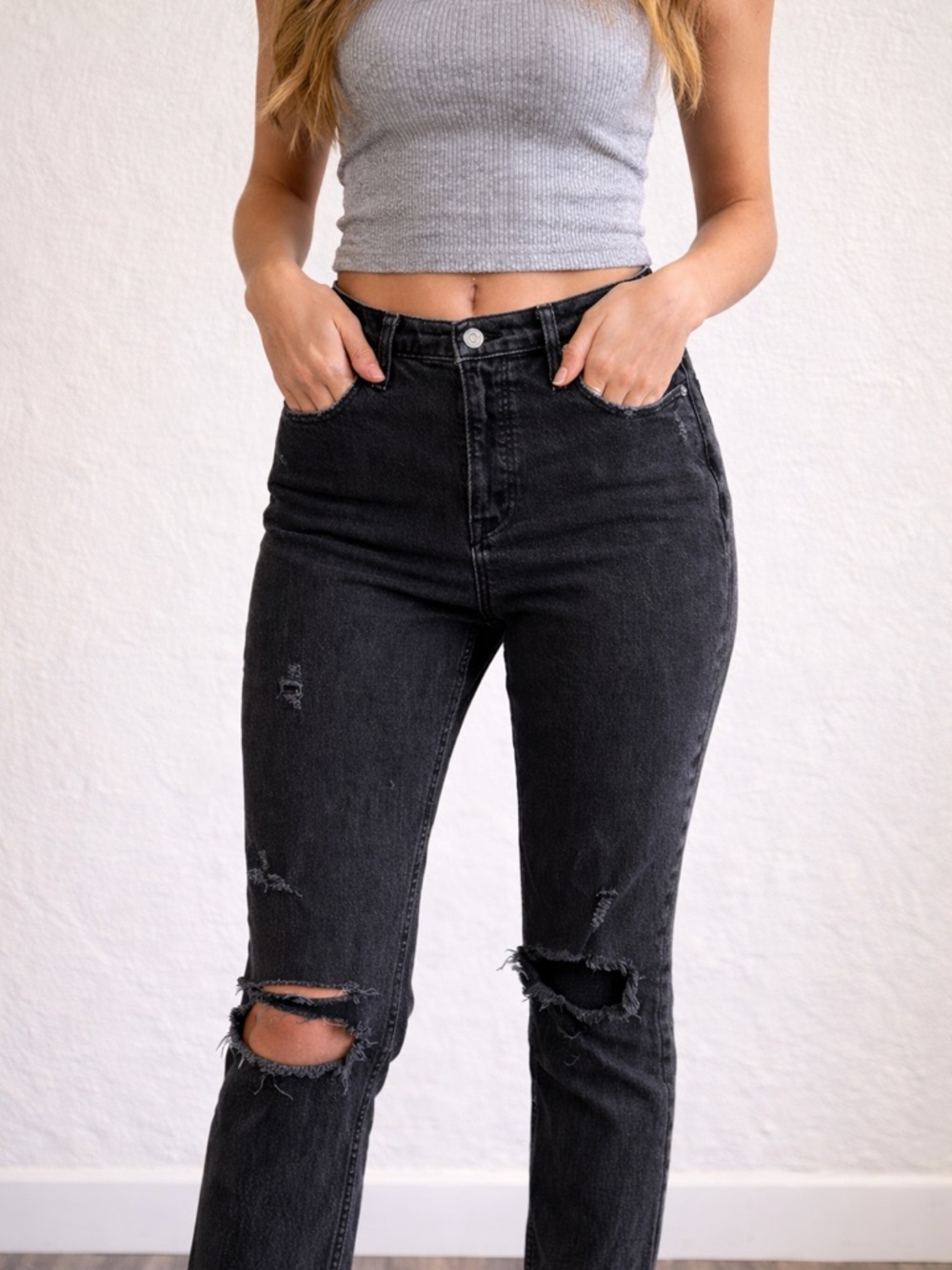 Abercrombie & Fitch Black High-Rise Distressed Jeans - Picture 2 of 9